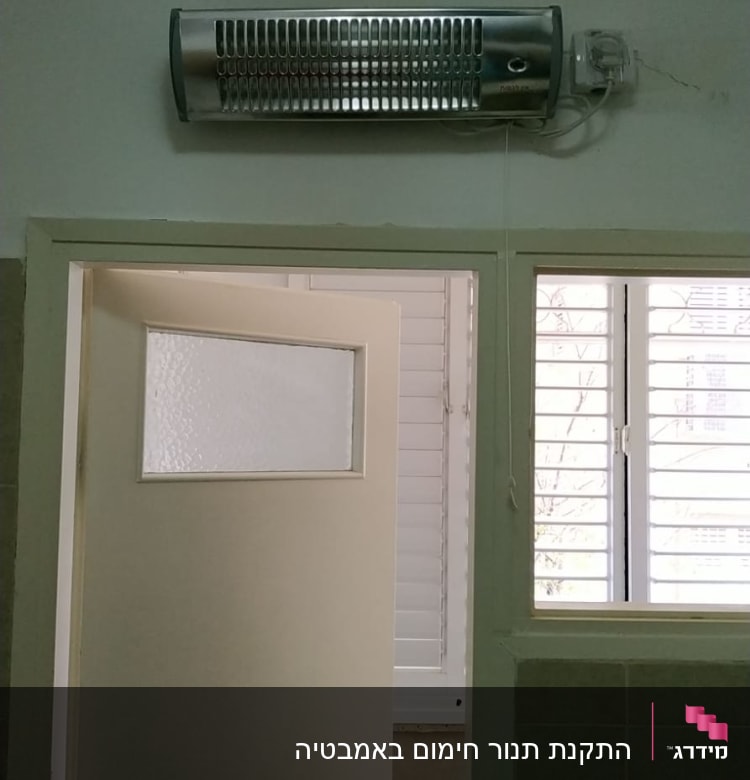 תנור חימום חשמלי מותקן על קיר עם חוט חשמל